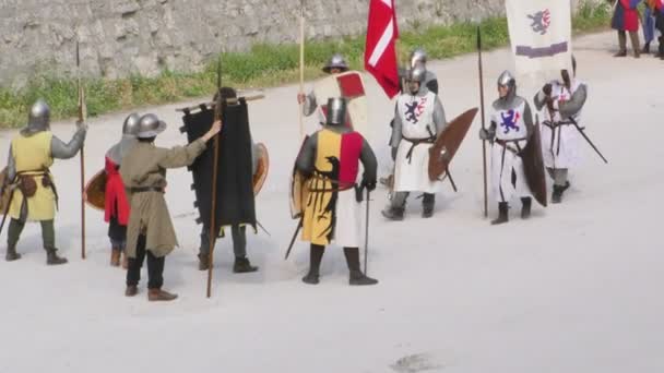 Средневековая армия вблизи — стоковое видео
