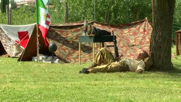 Italienska soldater på kommandot post — Stockvideo