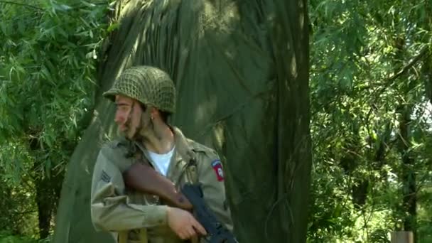 Rencontre aérienne des troupes d'infanterie américaines à Sainte Marie-du-Mont — Video