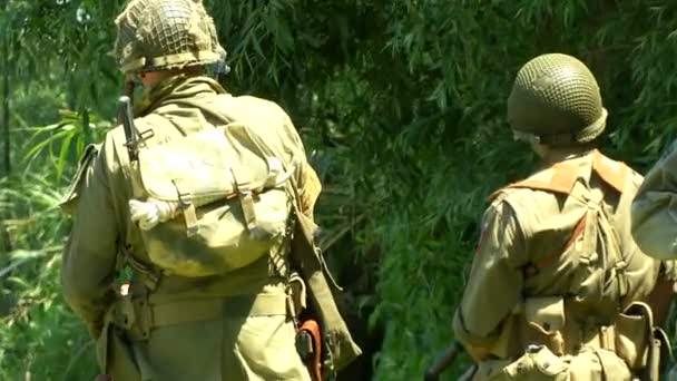 Americký vzduchem se setkávalo s vojáky pěchoty v Sainte Marie-du-Mont — Stock video