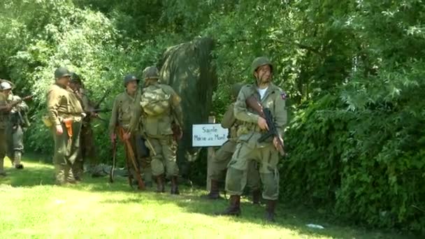 US Airborne se reúne con tropas de infantería en Sainte Marie-du-Mont — Vídeo de stock