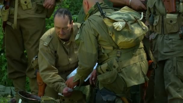 US Airborne ontmoet infanterie troepen in Sainte Marie-du-Mont — Stockvideo
