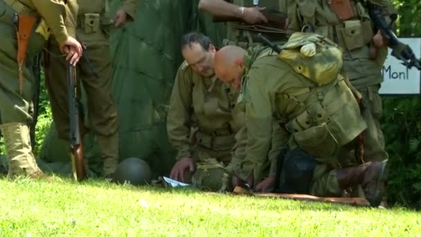 USA Airborne Möt infanteritrupper i Sainte Marie-du-Mont — Stockvideo