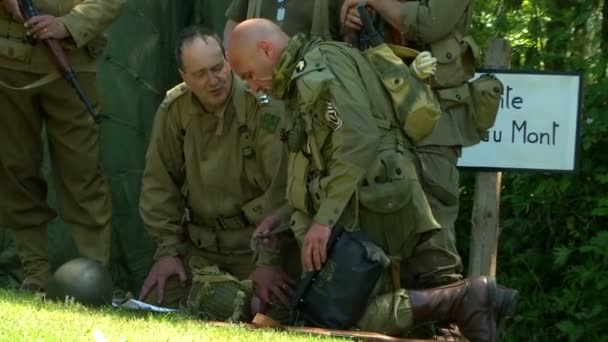 US Airborne spotkać żołnierzy piechoty w Sainte Marie-du-Mont — Wideo stockowe