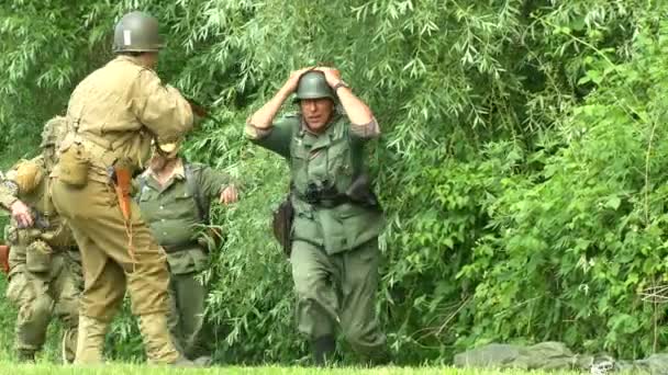 Soldados estadounidenses capturan soldado alemán — Vídeo de stock