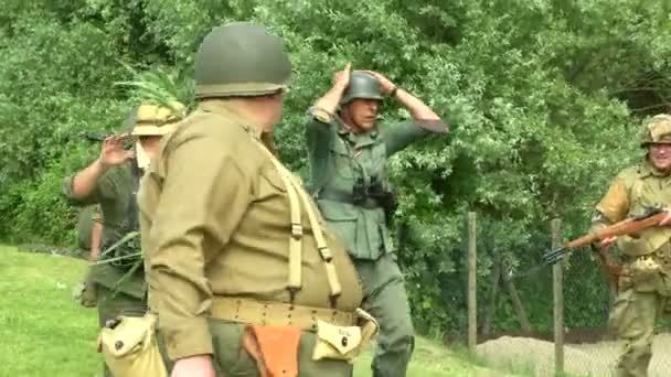 Американские солдаты захватили немецкого солдата — стоковое видео