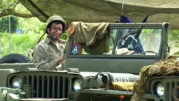 US soldiers on jeep at command post — Stock Video