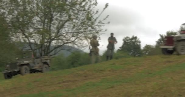 Uns Soldaten im Jeep am Kommandoposten — Stockvideo