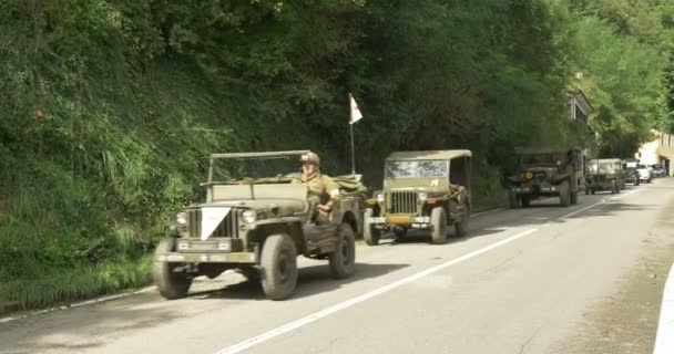 Μας στρατιωτικών οχημάτων στήλη κατά τη διάρκεια μια αναπαράσταση του β ' Παγκοσμίου Πολέμου — Αρχείο Βίντεο