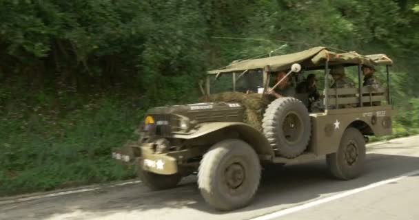 Columna de vehículos militares estadounidenses durante una recreación de la Segunda Guerra Mundial — Vídeos de Stock