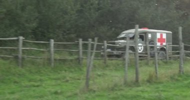 Bizi dağ yolu üzerinde askeri araçlar