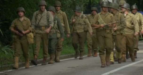 Oss soldater på marsch under en Wwii reenactment — Stockvideo