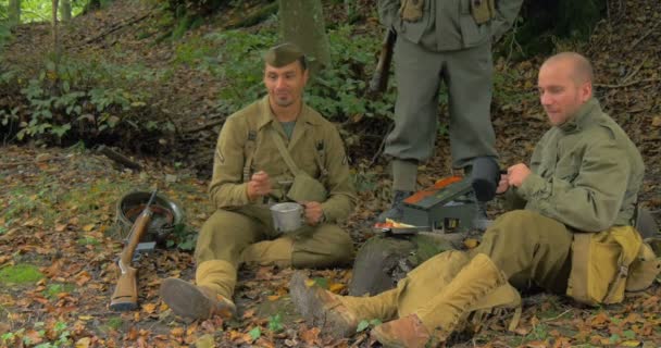 Uns Soldaten essen — Stockvideo