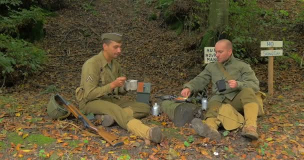 Μας στρατιώτες να τρώνε — Αρχείο Βίντεο