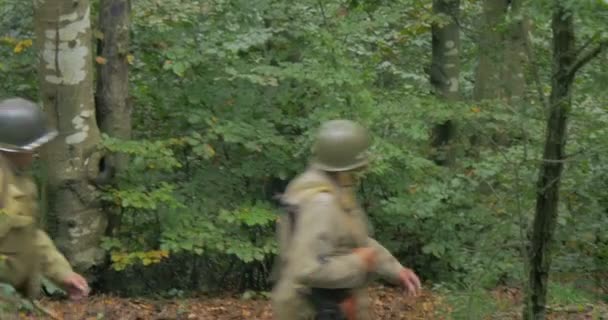 Soldados estadounidenses patrullan durante una recreación de la Segunda Guerra Mundial — Vídeos de Stock