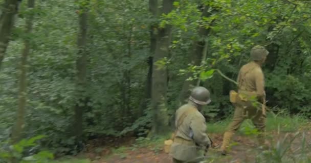 Oss soldater patrullerar under en Wwii reenactment — Stockvideo