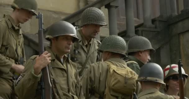 Soldados estadounidenses posando para una foto durante una recreación de la Segunda Guerra Mundial — Vídeos de Stock