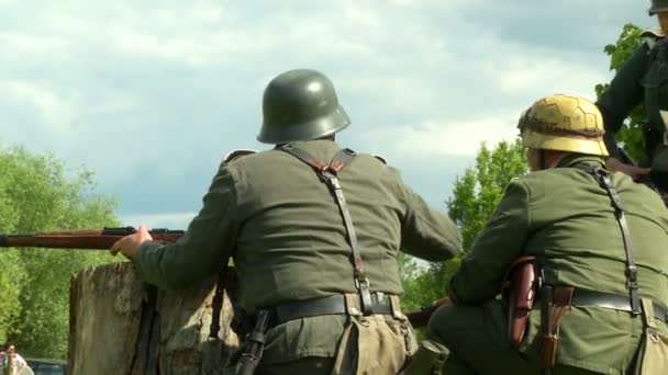 Немецкие солдаты на поле боя — стоковое видео