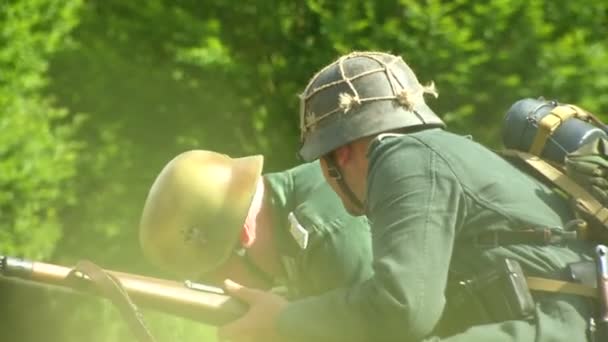 Tyska soldater på ett slagfält — Stockvideo