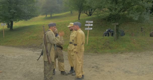 Deutsche Soldaten einer Gebirgseinheit während einer wwii Nachstellung — Stockvideo