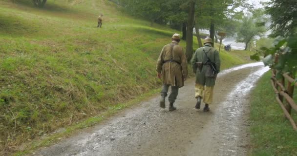 Deutsche Soldaten einer Gebirgseinheit während einer wwii Nachstellung — Stockvideo