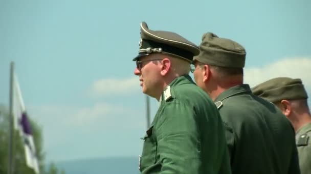 Duitse soldaat tijdens een tweede Wereldoorlog re-enactment — Stockvideo