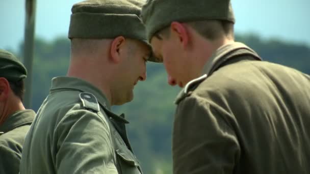Немецкий солдат во время реконструкции Второй мировой войны — стоковое видео