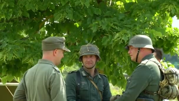 Deutscher Soldat während einer wwii-Nachstellung — Stockvideo