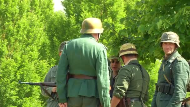 İkinci Dünya Savaşı'nın yeniden canlandırılması sırasında Alman askeri — Stok video