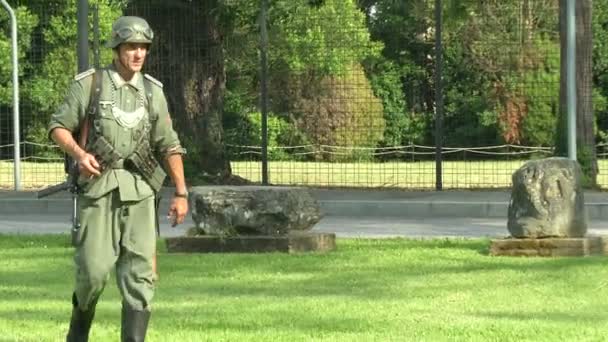 Deutscher Soldat während einer wwii-Nachstellung — Stockvideo