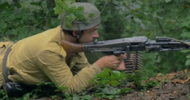 Német katonák rajtaütés alatt a második világháború reenactment — Stock videók