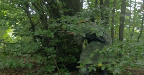 Deutsche Soldaten lauern während einer Nachstellung in einem Hinterhalt — Stockvideo