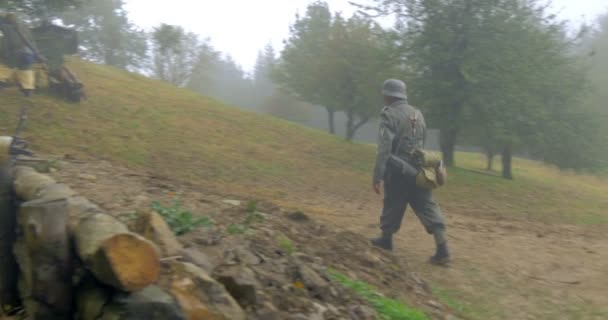 德国士兵在哥特式防线的掩体前 — 图库视频影像
