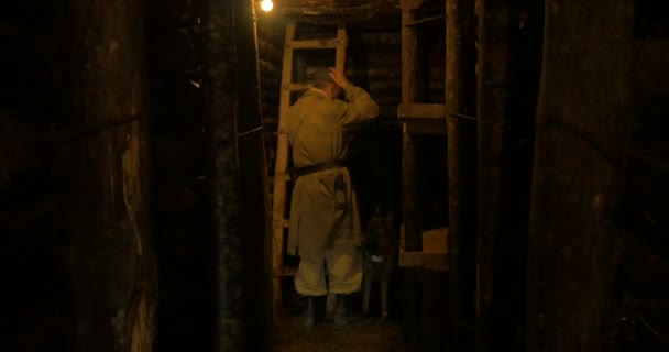 Niemiecki żołnierz w bunkrze wzdłuż linii obrony gotyckiej — Wideo stockowe