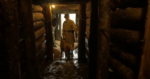 Tysk soldat i en bunker längs den gotiska linjen Defense — Stockvideo