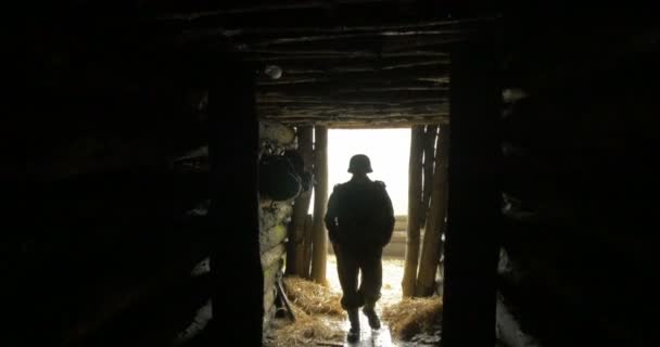 Немецкий солдат в бункере вдоль готической линии обороны — стоковое видео