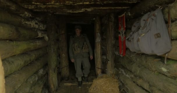 Tysk soldat i en bunker längs den gotiska linjen Defense — Stockvideo
