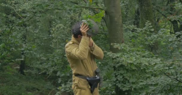 Soldato tedesco si mescola per un'imboscata durante una rievocazione della seconda guerra mondiale — Video Stock