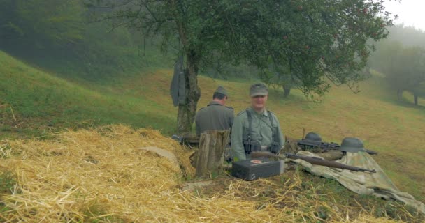 Dos soldados alemanes en un agujero de zorro a lo largo de la defensa de la línea gótica — Vídeo de stock