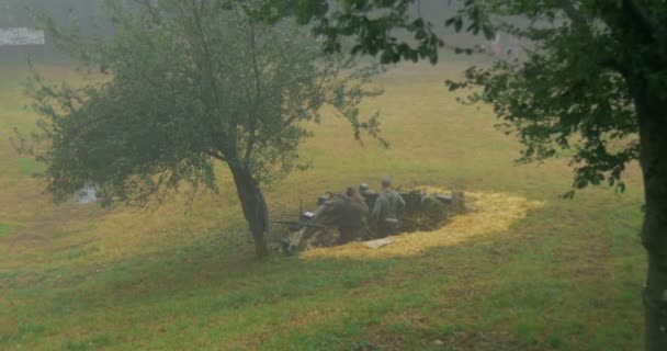 Deux soldats allemands dans un trou de renard le long de la ligne de défense gothique — Video