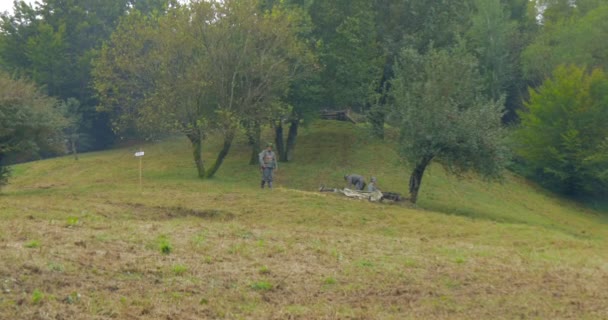 Deux soldats allemands dans un trou de renard le long de la ligne de défense gothique — Video