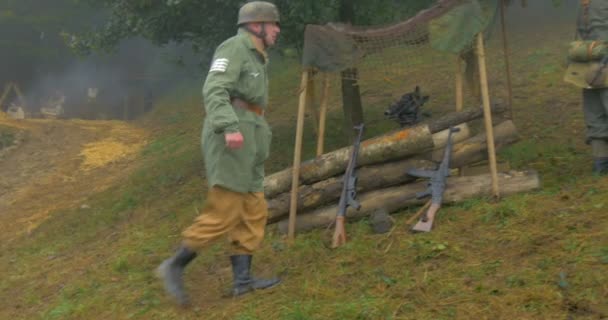 Немецкие солдаты у лисьей норы вдоль готической линии обороны — стоковое видео