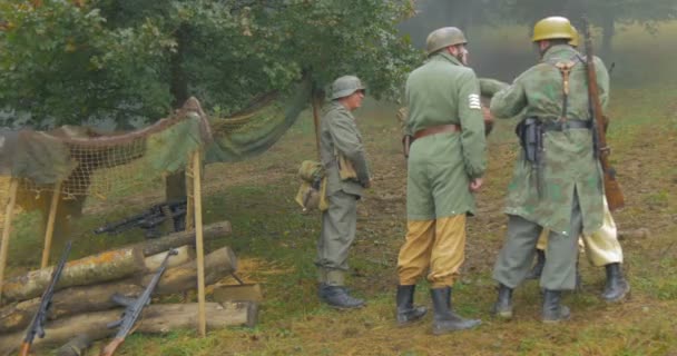 Duitse soldaten InEar een vos-gat langs de gotische lijn verdediging — Stockvideo