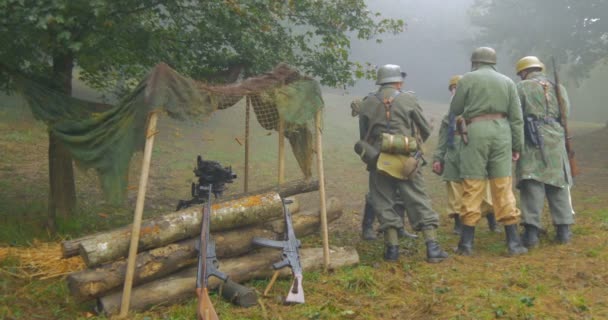Soldados alemães dentro de um buraco de raposa ao longo da Linha de Defesa Gótica — Vídeo de Stock