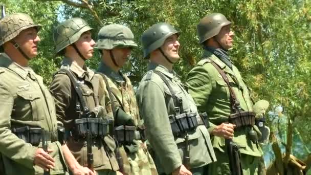 Tyska soldater marscherar — Stockvideo
