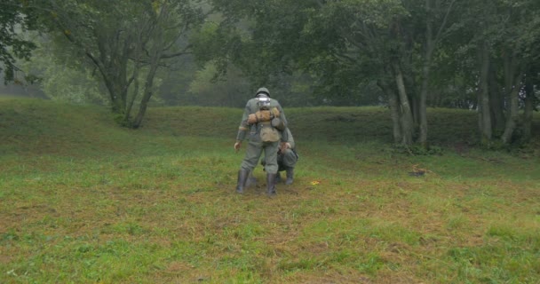 Soldados alemanes entierran minas durante una recreación de la Segunda Guerra Mundial — Vídeos de Stock