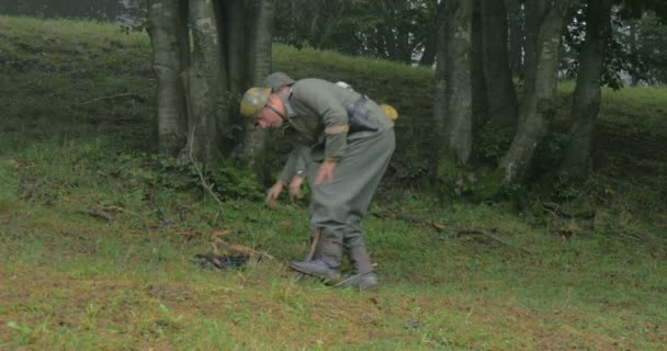 Soldados alemanes entierran minas durante una recreación de la Segunda Guerra Mundial — Vídeo de stock