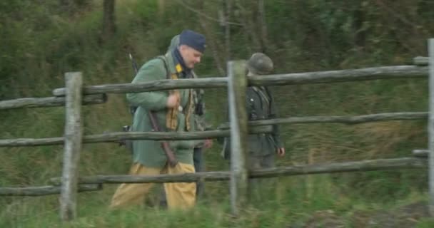 Tyska soldater från en Bergs enhet under en WWII reenactment — Stockvideo