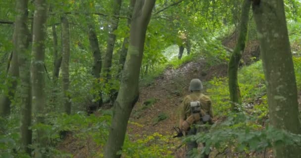 Une patrouille de soldats allemands lors d'une reconstitution de la Seconde Guerre mondiale — Video