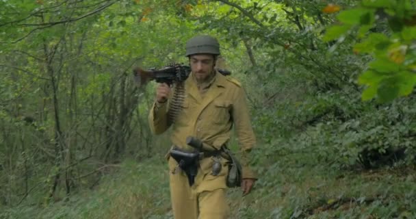 Una patrulla de soldados alemanes durante una recreación de la Segunda Guerra Mundial — Vídeo de stock